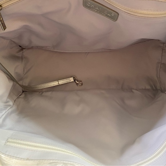 🆕Chanel CC XL Two Way New Travel line w/ Pouch attached😍 - Picture 9 of 15